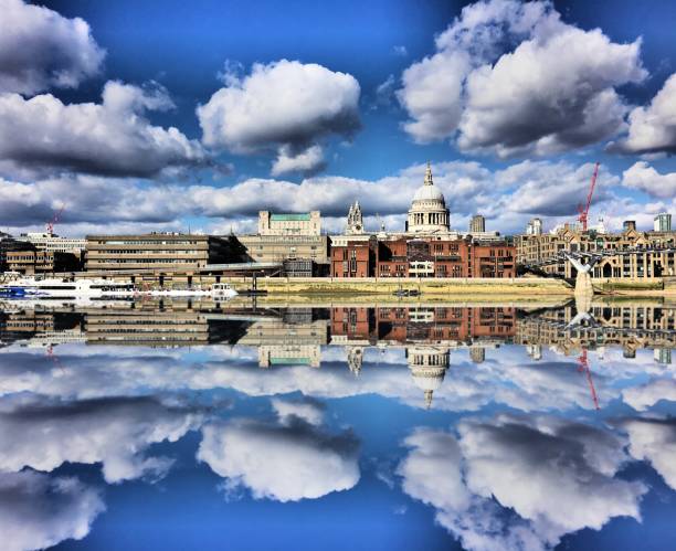 вид на собор святого павла через темзу с отражением - st pauls cathedral travel destinations reflection london england стоковые фото и изображения