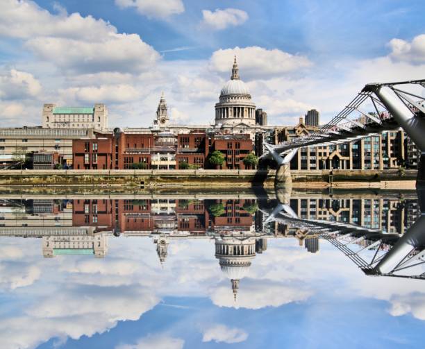 una vista della cattedrale di st pauls attraverso il tamigi con riflessione - st pauls cathedral travel destinations reflection london england foto e immagini stock