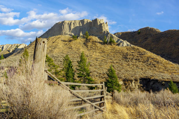 gate to the bluff - mountain mountain range bluff cliff imagens e fotografias de stock