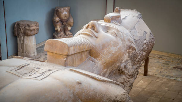 メンフィス、エジプトでラムセス 2 世の像 - saqqara ストックフォトと画像