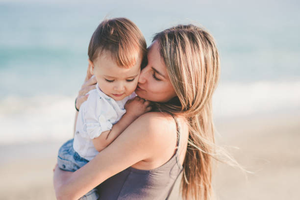 macierzyństwa - baby toddler young women outdoors zdjęcia i obrazy z banku zdjęć