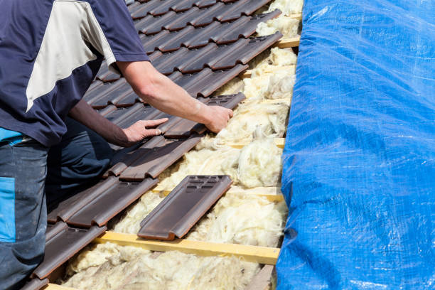 istock a roofer laying tile on the roof 1093637714