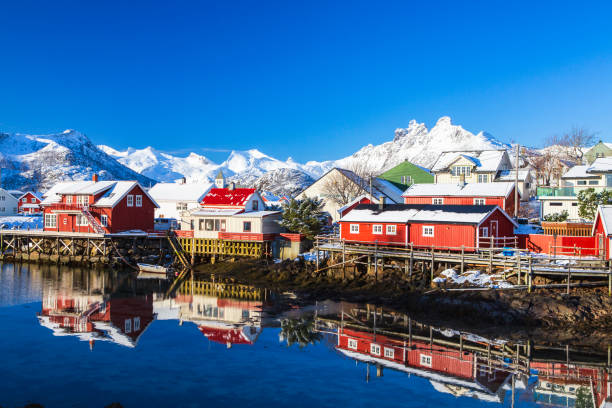 casas en la bahía de las islas lofoten. paisaje natural durante salida del sol - lofoten henningsvaer norway village fotografías e imágenes de stock