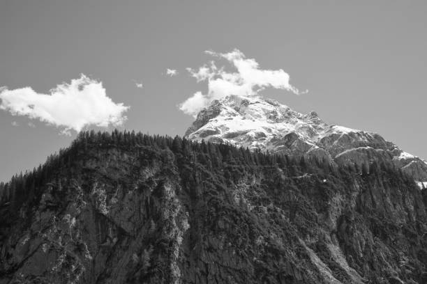 mieminger kette-berg-rainge in tirol, österreich - lechtaler alps stock-fotos und bilder