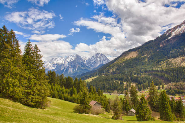 alm-wiesen und der zahnradbahn-gebirgskette in tirol, österreich - zugspitze mountain bavaria mountain ehrwald stock-fotos und bilder