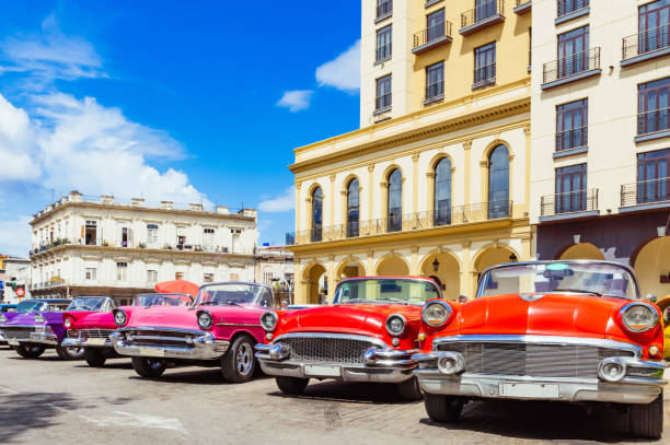 amerikanische rote, rosa und lila cabrio oldtimer parken in der altstadt von havanna kuba - serie kuba reportage - 1957 stock-fotos und bilder