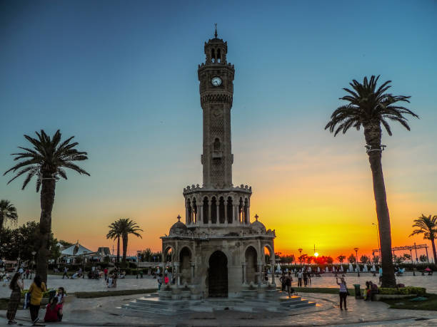 vista de la histórica torre del reloj, el centro de esmirna - izmir turkey konak clock tower fotografías e imágenes de stock