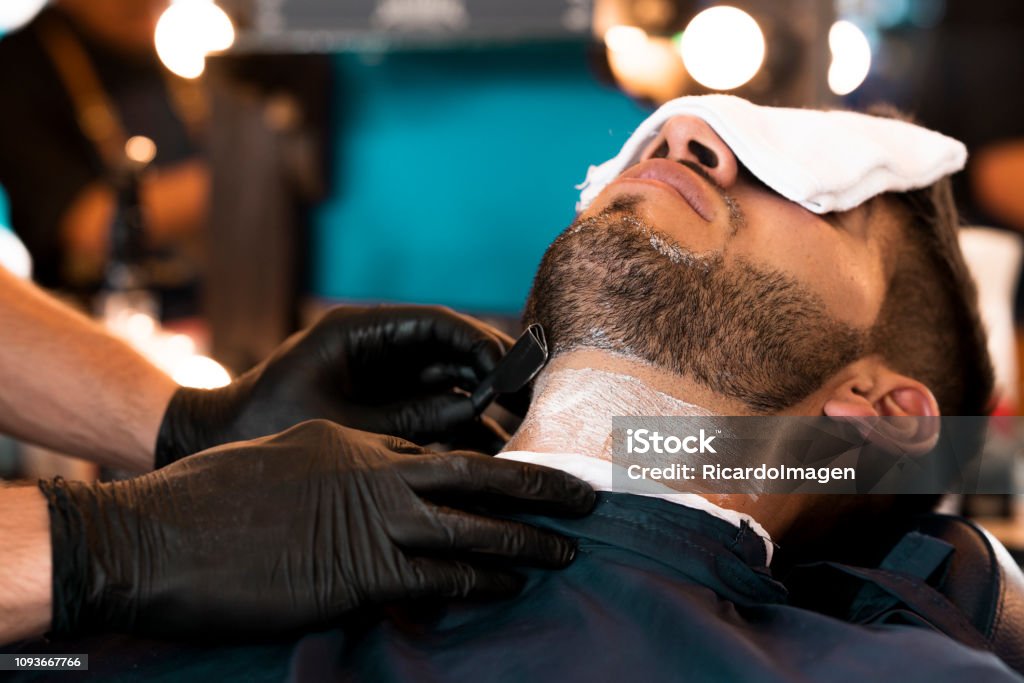Homem na barbearia - Foto de stock de Colômbia royalty-free Homem na barbearia - Foto de stock de Colômbia royalty-free