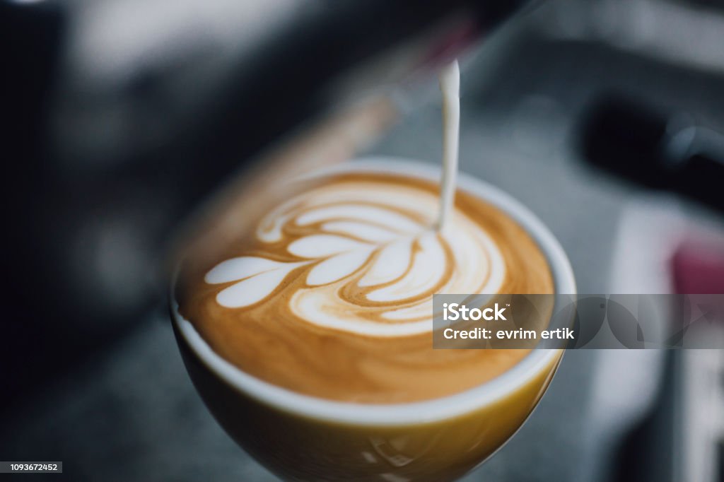 Barista tenant café tasse faire latte art café - Photo de Café au lait libre de droits
