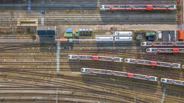 поезда на железнодорожном дворе в районе вокзала - train lines стоковые фото и изображения