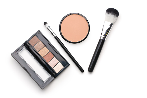 Los productos de maquillaje. Pincel y sombra de ojos polvo aislado sobre fondo blanco. photo