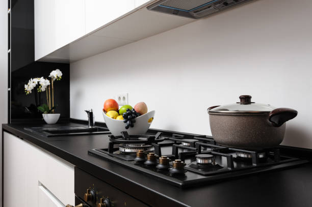 cuisine classique noir et blanche - cream coloured sink faucet home interior photos et images de collection