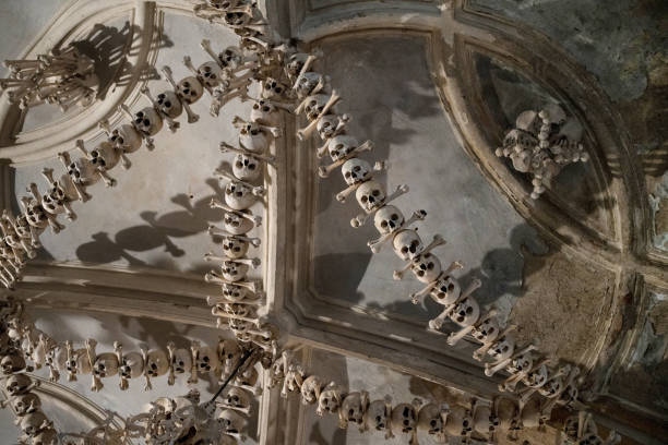 decke im friedhof kirche allerheiligen "verziert" mit menschlichen knochen und schädel in das beinhaus kutna hora, tschechien - kutna hora skull human bone people stock-fotos und bilder