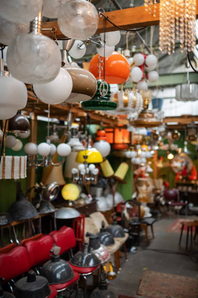 лампы на блошином рынке, германия - garage sale sale furniture shopping стоковые фото и изображения