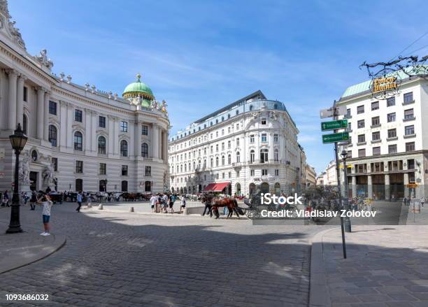Carruajes En St Michael Cuadrados Cerca De Palacio De Hofburg Viena Austria Foto de stock y más banco de imágenes de Plaza