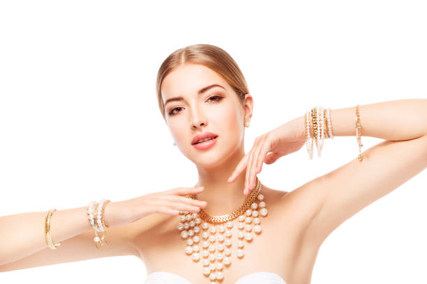 joyas de mujer, pulseras de oro joyería de la perla y collar, retrato de belleza de modelo de moda - pearl necklace earring jewelry fotografías e imágenes de stock