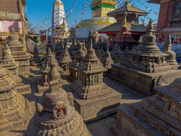 swayambhu stupa a kathmandu, nepal. tempio delle scimmie e bandiere di preghiera lunghta - nepal buddha monkey temple tibet foto e immagini stock