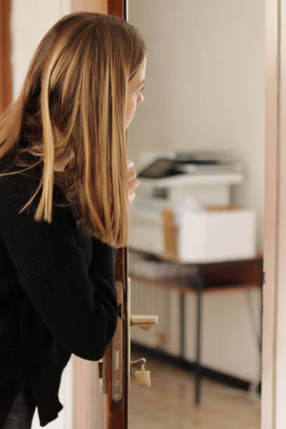 istock Young girl at the door 1093693232
