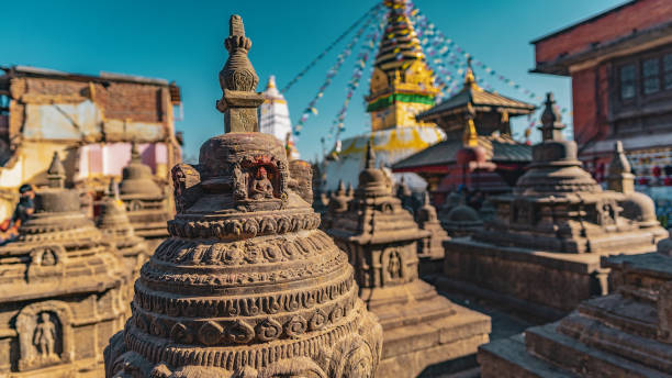 카트만두, 네팔에서 swayambhu stupa입니다. 원숭이 사원 및 기도 깃발 lunghta - nepal buddha monkey temple tibet 뉴스 사진 이미지