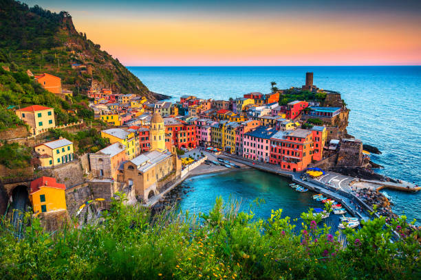 célèbre ville touristique de la ligurie avec plages et ses maisons colorées - italie photos et images de collection