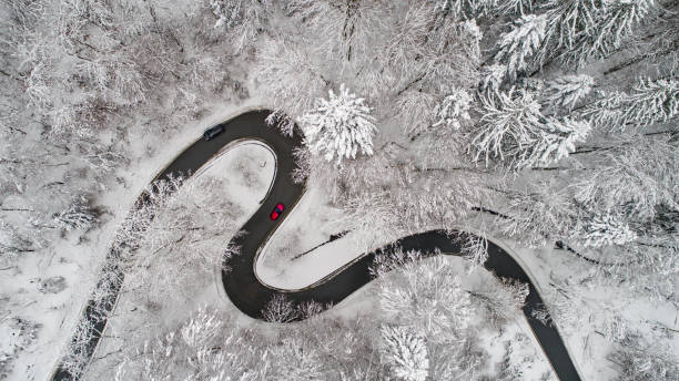 冬の曲がりくねった道路の空撮 - road street nature snow ストックフォトと画像