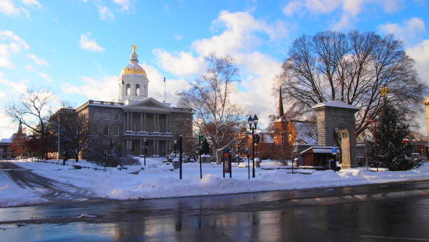 Capitol du New Hampshire View of the New Hampshire Capitol and its public square decorated for the holidays concord new hampshire stock pictures, royalty-free photos & images