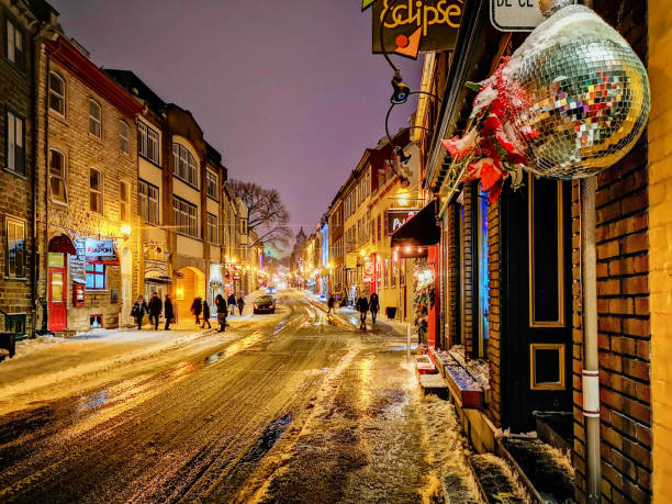 퀘벡 시티 크리스마스 겨울 밤 거리 장면을 휴대 전화에 촬영 - mobilestock restaurant christmas decoration 뉴스 사진 이미지