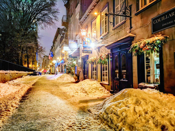 퀘벡 시티 크리스마스 겨울 밤 셍 트-앤 거리 장면을 휴대 전화에 촬영 - mobilestock restaurant christmas decoration 뉴스 사진 이미지