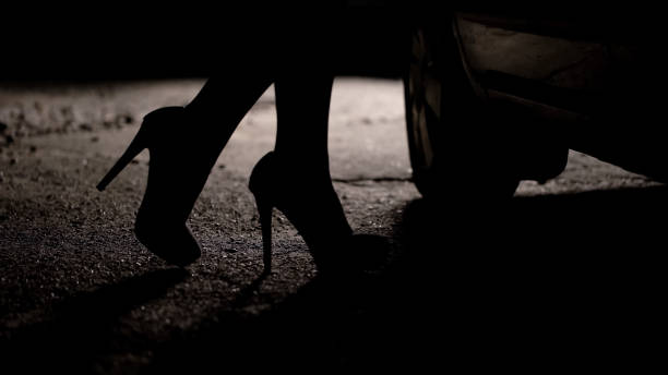 silhouette of female legs in high heels coming to car, prostitution, sex tourism - sexual issues imagens e fotografias de stock