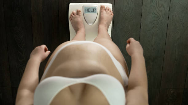 word 도움말 화면, 지방에 저울에 서 여분의 무게와 함께 비만 여성 - dieting overweight weight scale help 뉴스 사진 이미지