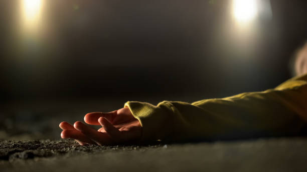 кровавая женщина-жертва смертельной автокатастрофы, лежащая на дороге, крупным планом на теле - мертвое тело стоковые фото и изображения
