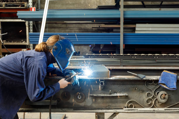 female soudeur - industry welding welder manufacturing photos et images de collection