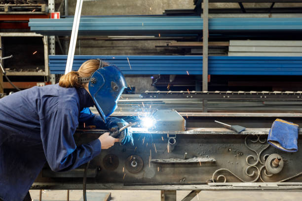여성 용접기 - industry welding welder manufacturing 뉴스 사진 이미지