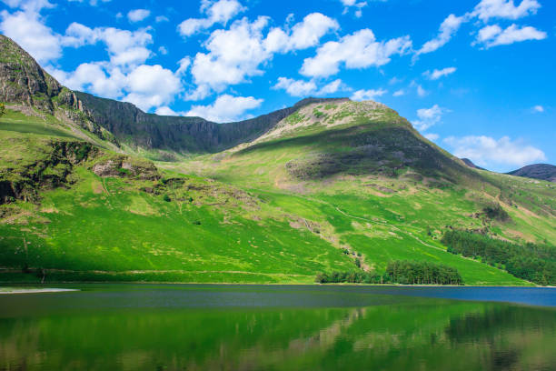 少数の雲と湖、緑の丘、木と青空の農村 britain.mountain 反射の牧歌的な風景です。 - non urban scene england rural scene hill range ストックフォトと画像