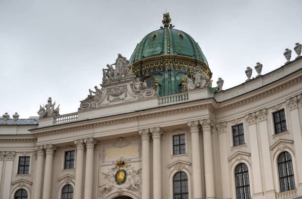 дворец хофбург - вена, австрия - михайловская площадь стоковые фото и изображения