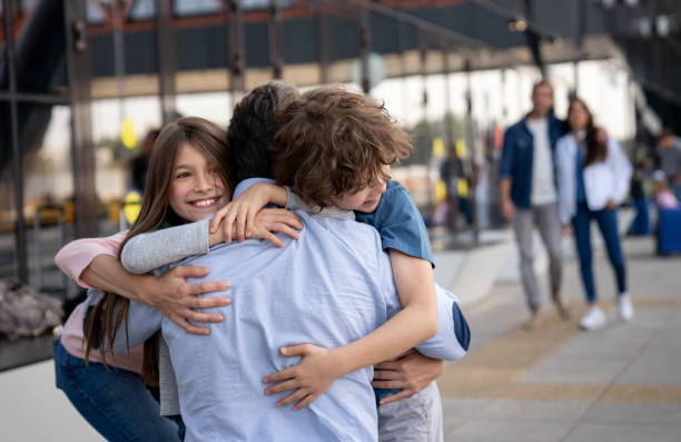 여행 후 공항에 그들의 아버지를 인사 하는 행복 한 아이 - embracing smiling gap children only 뉴스 사진 이미지