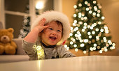 クリスマスの時期にサンタ帽子を幼児男の子