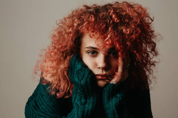 garota entediada - cabelo pintado de vermelho - fotografias e filmes do acervo