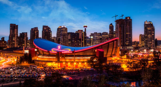 panorama del horizonte del centro de ciudad de calgary en la hora azul del atardecer - scotiabank saddledome fotografías e imágenes de stock