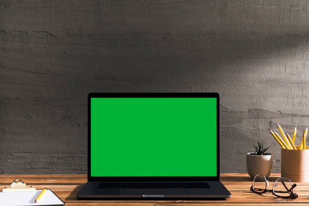 chroma key-green-screen laptop am tisch. - series isolated indoors contemporary stock-fotos und bilder