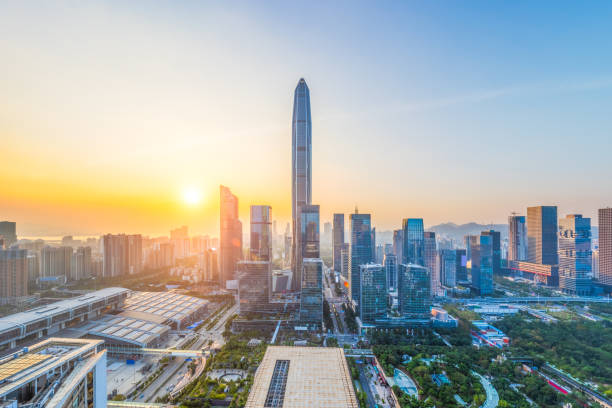 skyline del distrito financiero de shenzhen en oscuridad - shenzhen fotografías e imágenes de stock