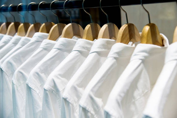 옷걸이에 걸려 흰색 셔츠의 그룹 - shirt dry cleaned button down shirt hanger 뉴스 사진 이미지