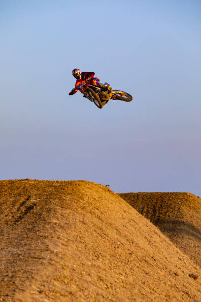 pilota motociclistico pilotando il suo motocross sui binari a chiang mai, in thailandia. - pilotando foto e immagini stock