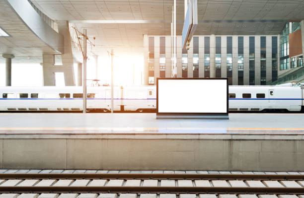 cartellone vuoto nella stazione ferroviaria - subway station billboard poster billboard posting foto e immagini stock