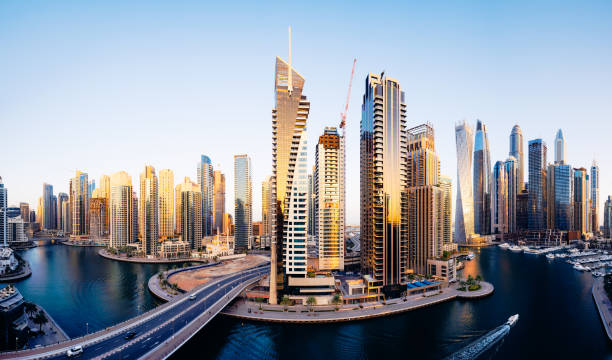 дубай марина урбан скайлайн на восходе солнца (xxl) - dubai skyline united arab emirates finance стоковые фото и изображения