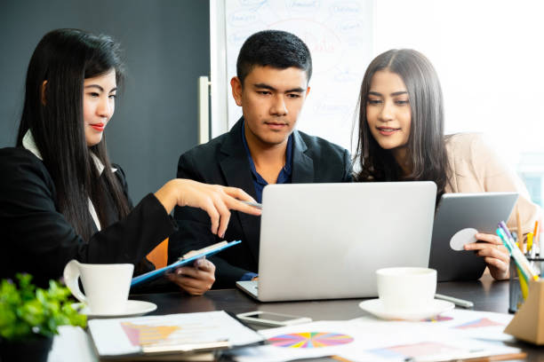 istock BUSINESS TEAM MEETING 1093867422