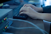 hautnah-auf-mitarbeiter-netzwerk-bereich-engineering-mann-hand-schreiben-durch-schreiben.jpg?b=1&s=170x170&k=20&c=XgNWGVMev_AiQIUBQaRYTkDiMOQ3NBtE8j6z6UHps6I=