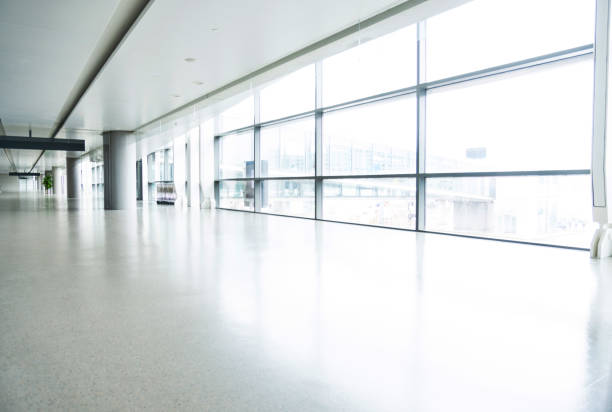 pasillo vacío en el edificio del aeropuerto - airport interior fotografías e imágenes de stock