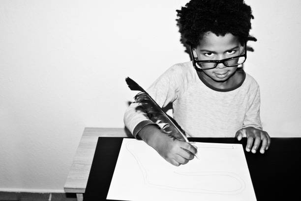 gênio de amanhã - garoto aluno em leitura óculos pensando - skill child mathematics physics - fotografias e filmes do acervo