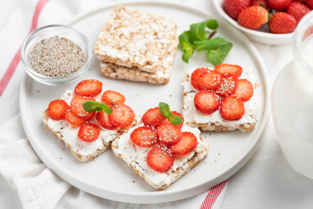 Rice crisp bread with strawberries and cottage cheese